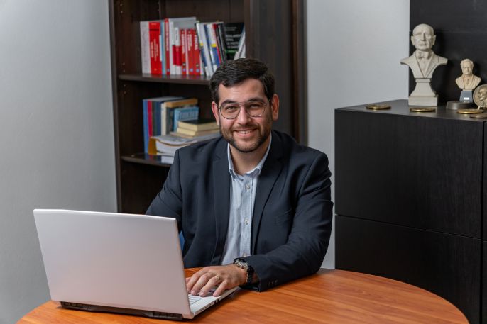 Luís Ferreira Mendes, consultor em proteção de dados, em contexto de trabalho.